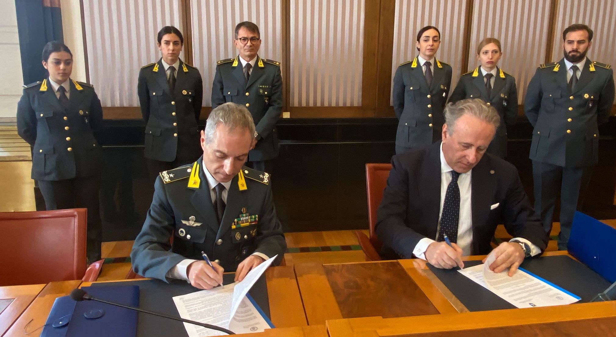 firma accordo Federico II - Gurdia di Finanza foto 1