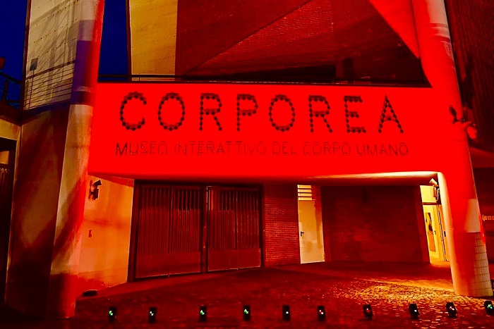 Corporea-Città-della-Scienza-illuminata-rosso